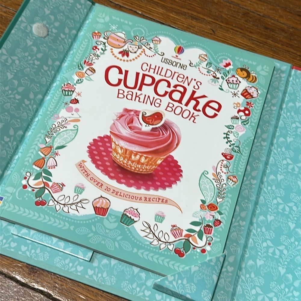 Usborne Children’s Cupcake Kit, Book + Supplies - Picture 2 of 5